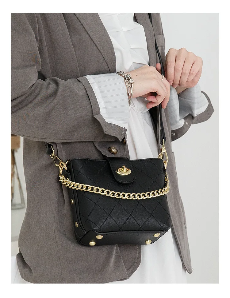 Fashion rhombus chain handbags, trendy pu bucket bags, new solid color casual ladies shoulder bags purses and handbags
Fashion rhombus chain handbags, trendy pu bucket bags, new solid color casual ladies shoulder bags purses and handbags