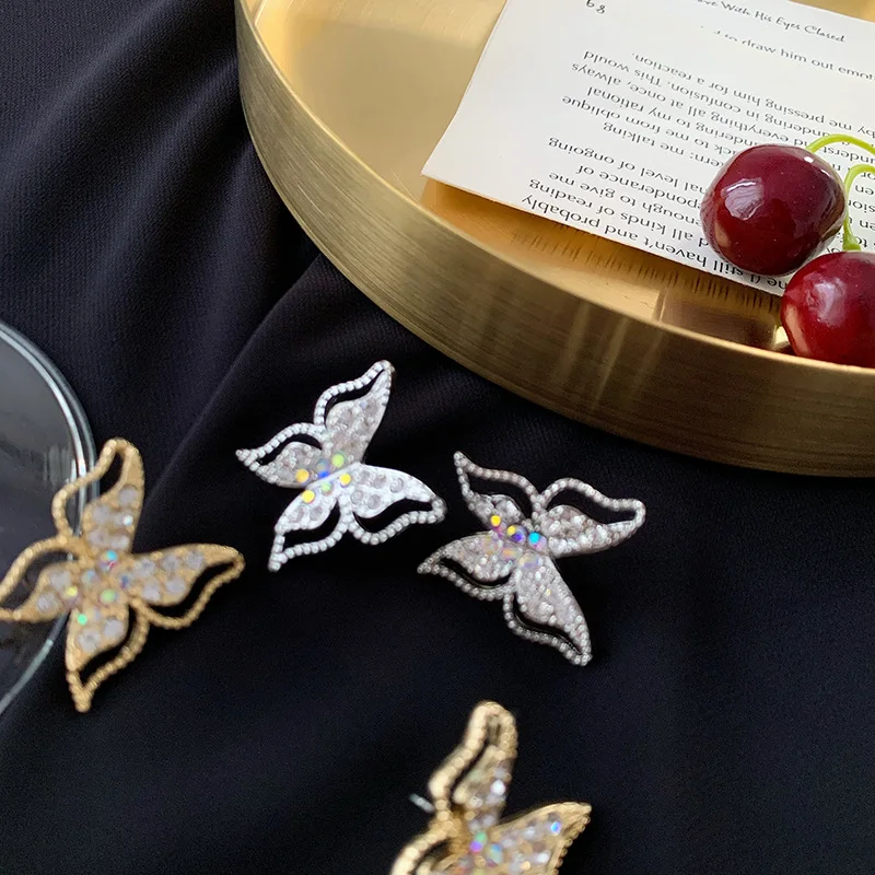 New Gold Silver Rhinestone Butterfly Wing Stud Earrings For Women Cute Small Crystal Stud Earring Exaggeration Ins Clip Zircon
New Gold Silver Rhinestone Butterfly Wing Stud Earrings For Women Cute Small Crystal Stud Earring Exaggeration Ins Clip Zircon