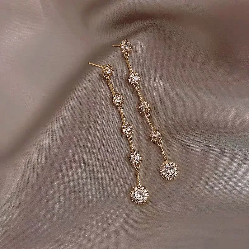 High Quality Versatile Earrings Female Jewelry South Korea New Fashion Classic Exquisite Simple Long Earrings
High Quality Versatile Earrings Female Jewelry South Korea New Fashion Classic Exquisite Simple Long Earrings