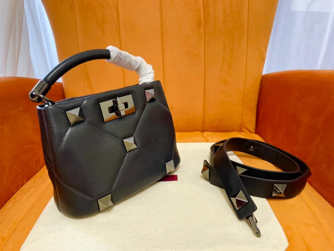 2021 New Black Top Leather Lady's Hand-Held Messenger Bag With Plaid Appearance And Gold Hardware Accessories Zipper Opening
2021 New Black Top Leather Lady's Hand-Held Messenger Bag With Plaid Appearance And Gold Hardware Accessories Zipper Opening