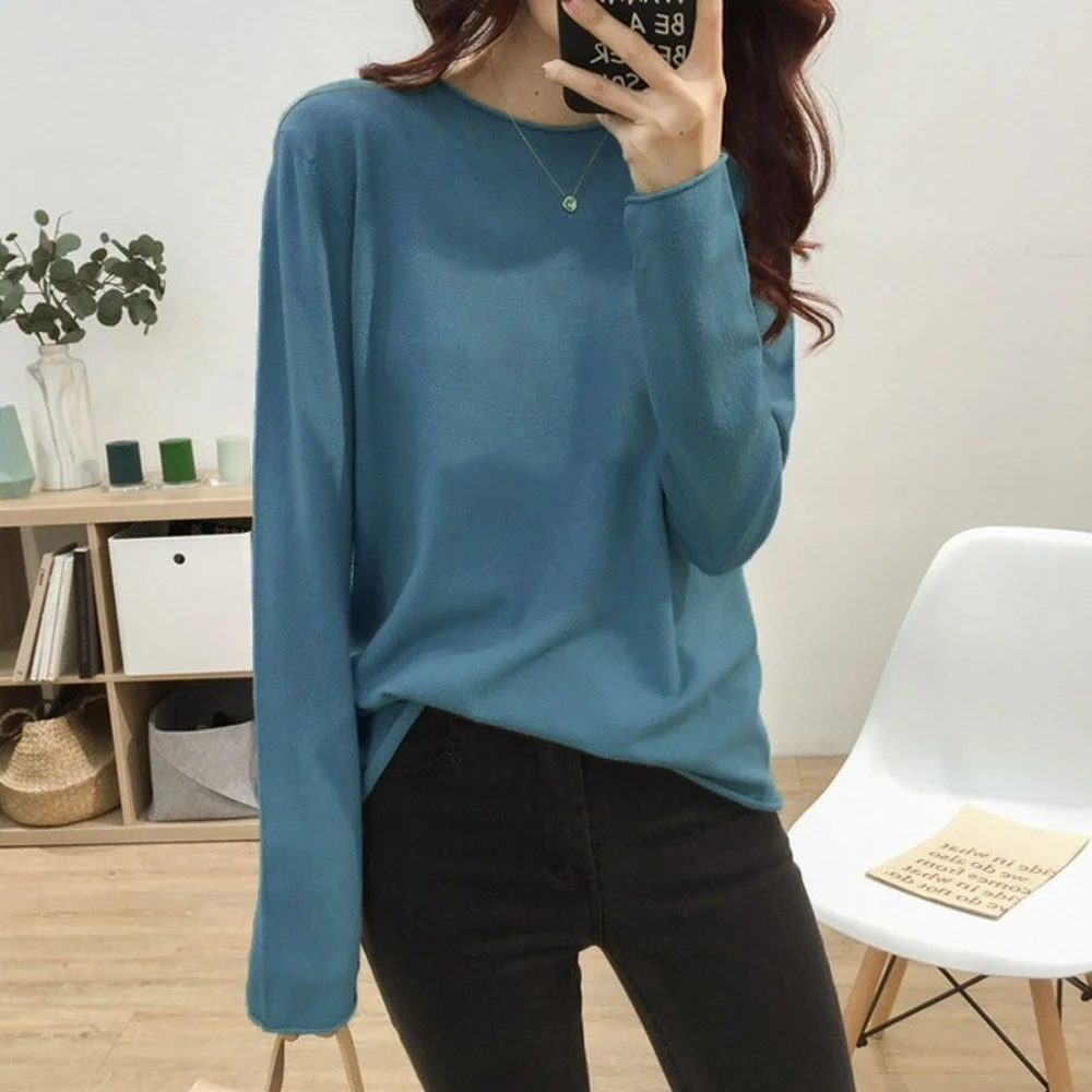 Women's round neck cashmere sweater, long sleeved sweater, thin fabric, solid color coat, women's trousers. 
Women's round neck cashmere sweater, long sleeved sweater, thin fabric, solid color coat, women's trousers.