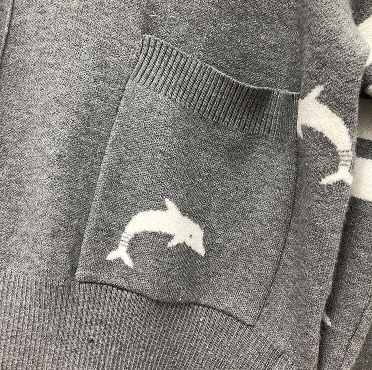 2021 Fashion TB THOM Brand Sweaters Men Women Slim Fit O-Neck Cardigan Clothing Striped Wool Dolphin Pattern Winter Casual Coat
2021 Fashion TB THOM Brand Sweaters Men Women Slim Fit O-Neck Cardigan Clothing Striped Wool Dolphin Pattern Winter Casual Coat