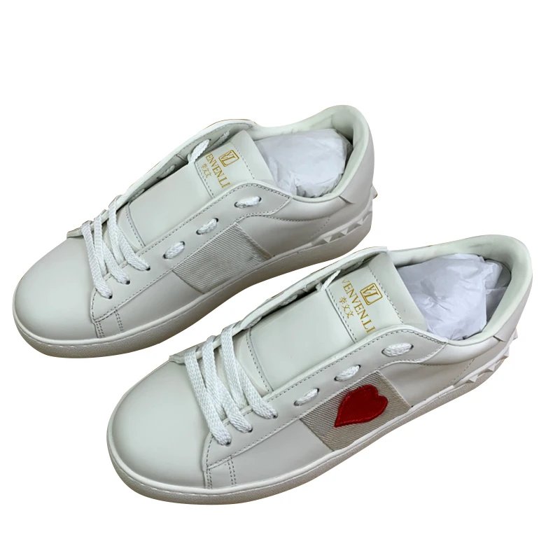 V VL men's and women's sports shoes, lovers' Italian design, shiny rivet flat shoes, black and white mix and match with box
V VL men's and women's sports shoes, lovers' Italian design, shiny rivet flat shoes, black and white mix and match with box