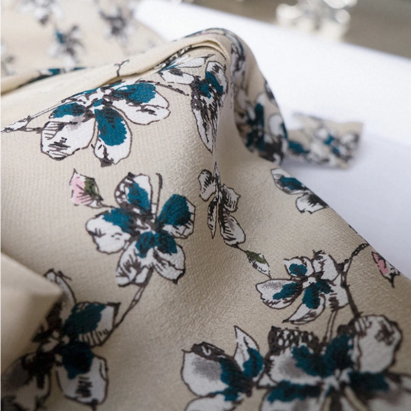 Summer Women Tops Elegant Chiffon Blouses Print Floral Chiffon Shirts Long Sleeve Tops V Neck Bow New 2021 Casual Female Blusas
Summer Women Tops Elegant Chiffon Blouses Print Floral Chiffon Shirts Long Sleeve Tops V Neck Bow New 2021 Casual Female Blusas