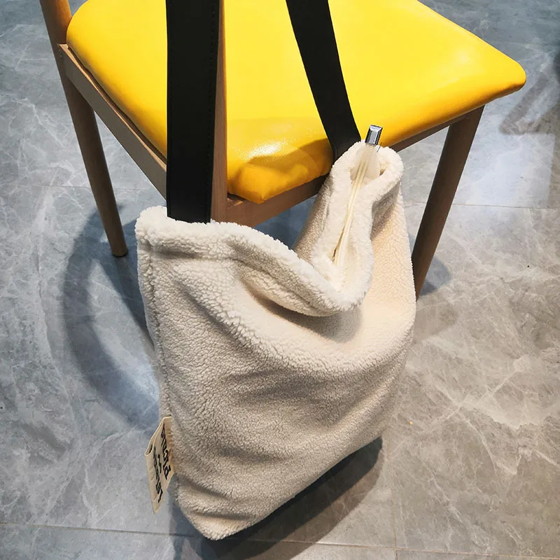 Popular Plush Bucket Bag for Women 2020 New Cute All-match One Shoulder Messenger Bags Lady Fashionable Purses Channels Handbags
Popular Plush Bucket Bag for Women 2020 New Cute All-match One Shoulder Messenger Bags Lady Fashionable Purses Channels Handbags