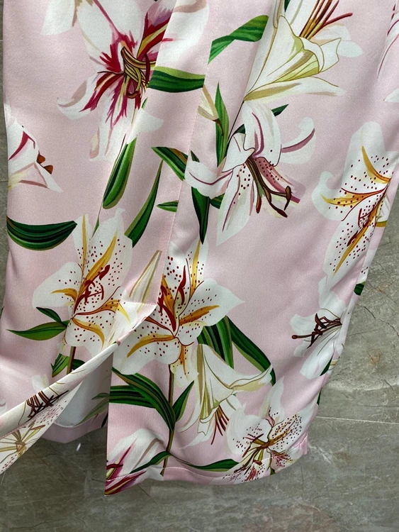 Summer New 2021 Party Bodycon Dress High Quality Women V-Neck Charming Floral Print Beading Deco Short Sleeve Midi Dress Pink
Summer New 2021 Party Bodycon Dress High Quality Women V-Neck Charming Floral Print Beading Deco Short Sleeve Midi Dress Pink
