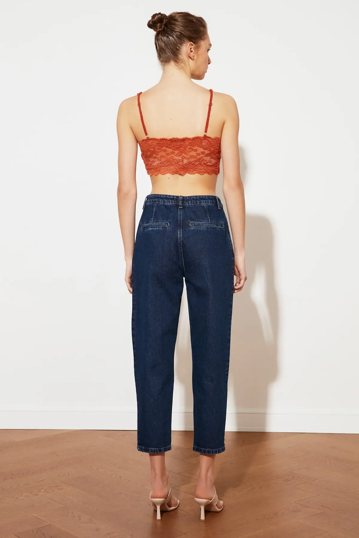 Trendyol Front Button Detail at Waist High Bel Relaxed Mom Jeans TWOSS21JE0566
