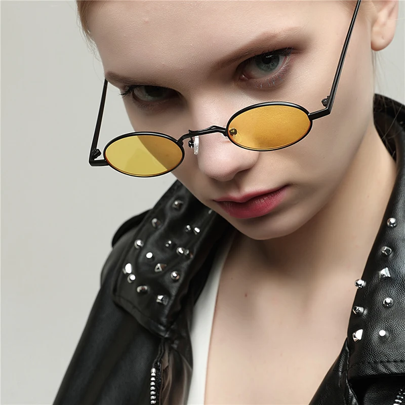 Free shipping Narrow edge metal sunglass female color Europe and the United States pop dazzle color red piece literary lens
Free shipping Narrow edge metal sunglass female color Europe and the United States pop dazzle color red piece literary lens