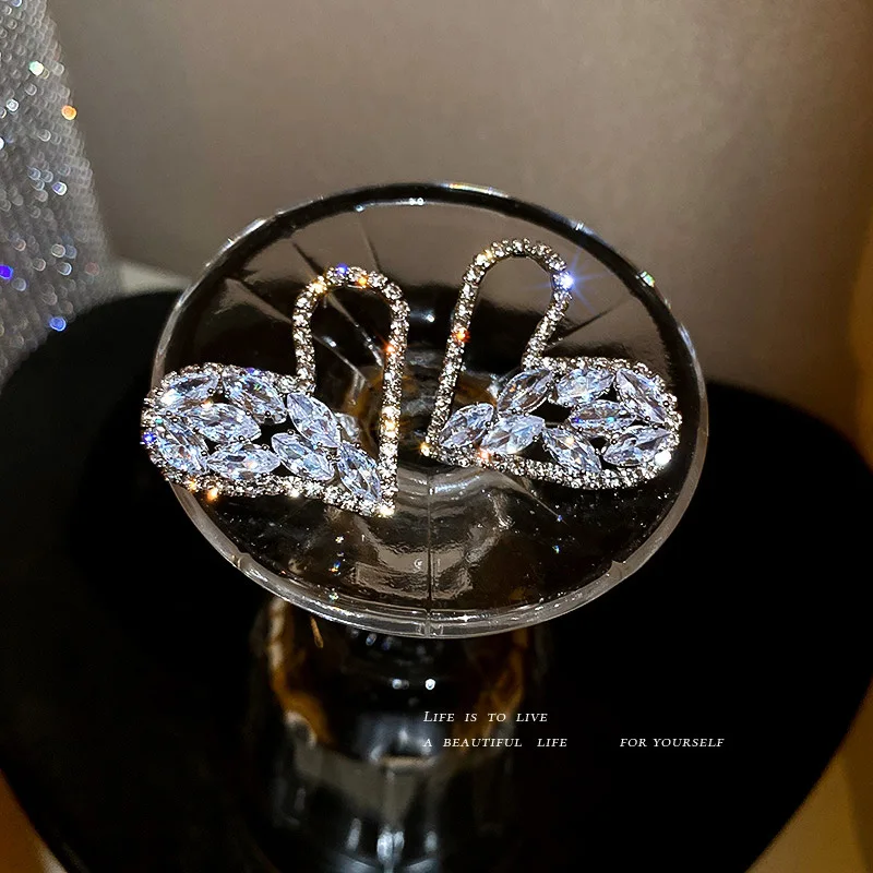 925 Silver Needle Diamond Zirconia Hollow Out Love Female Design Temperament Flash Diamond Earrings
925 Silver Needle Diamond Zirconia Hollow Out Love Female Design Temperament Flash Diamond Earrings