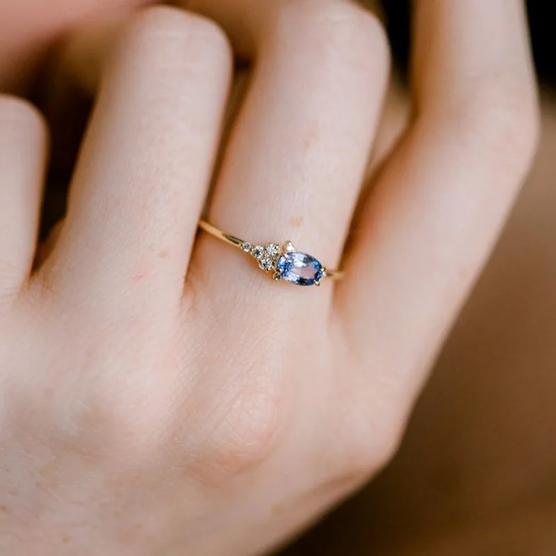 Винтажное женское кольцо с голубым цирконом классическое золотистое