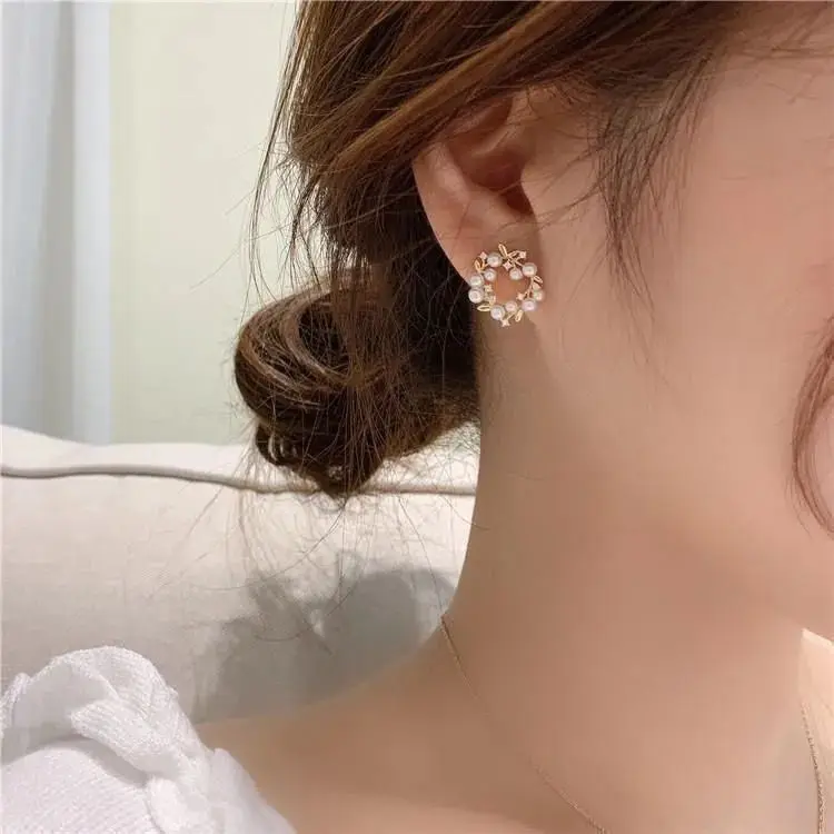 Korean Fashion Crystal Flower Stud Earrings Hollow Round Pearl Accessories Women's Earrings Wedding Gift Jewelry
Korean Fashion Crystal Flower Stud Earrings Hollow Round Pearl Accessories Women's Earrings Wedding Gift Jewelry