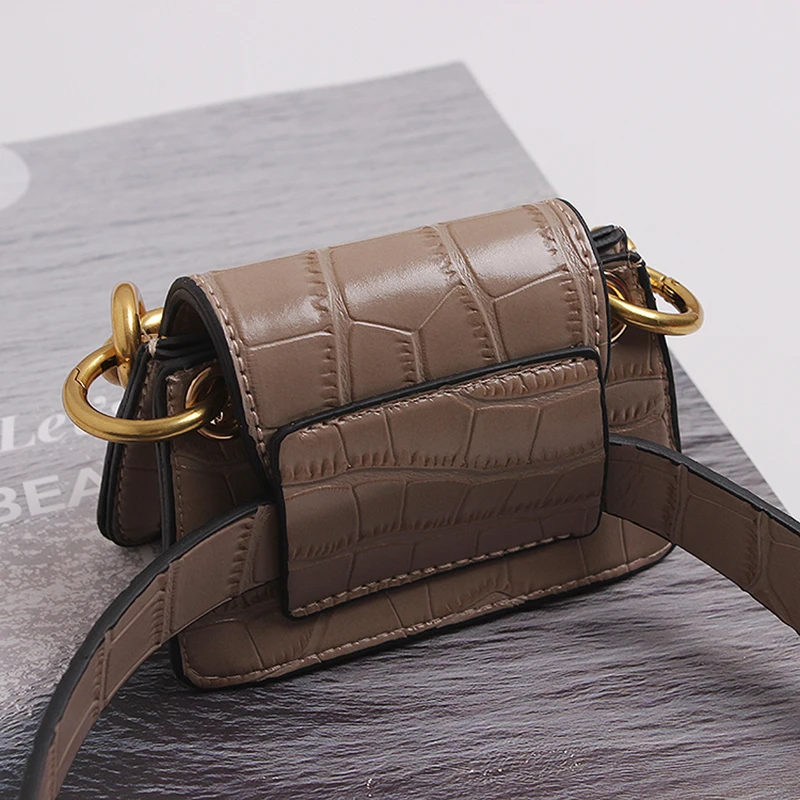 Concave street shooting personality heavy metal gold chain locomotive leather belt female new Joker not monotonous small pocket
Concave street shooting personality heavy metal gold chain locomotive leather belt female new Joker not monotonous small pocket