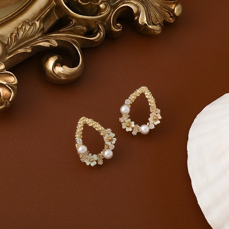 Baroque retro hollow drop earrings female temperament shell pearl flower earrings INS blogger the same paragraph jewelry
Baroque retro hollow drop earrings female temperament shell pearl flower earrings INS blogger the same paragraph jewelry