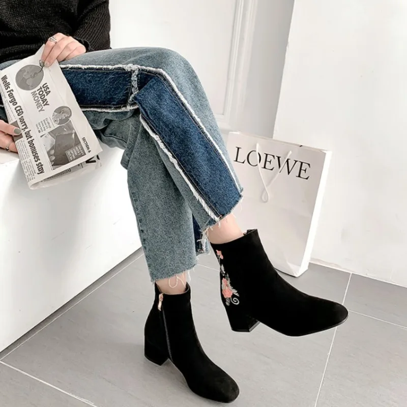 2021 New Ankle Boots Black Versatile Temperament Elegant Intellectual Unique Red Dating Banquet Party Red Chinese Wedding Shoes
2021 New Ankle Boots Black Versatile Temperament Elegant Intellectual Unique Red Dating Banquet Party Red Chinese Wedding Shoes
