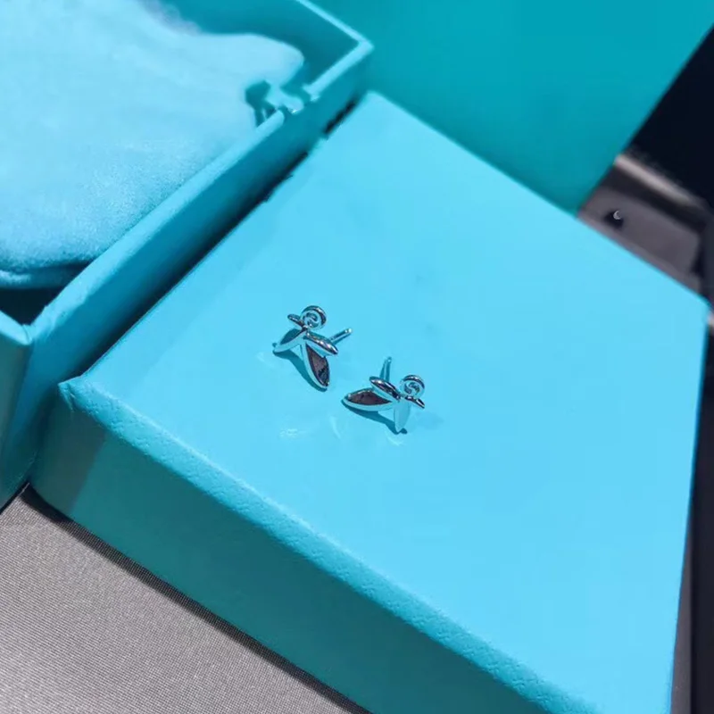 2021 Popular High-quality TIF 1:1 Geometric Light Body Small Butterfly Festival Earrings Classic Luxury Jewelry Fashion Brand
2021 Popular High-quality TIF 1:1 Geometric Light Body Small Butterfly Festival Earrings Classic Luxury Jewelry Fashion Brand