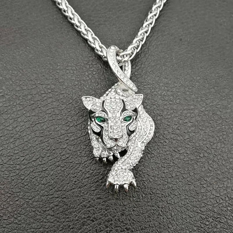 Luxury Men's Gold and Silver Two-Color Inlaid Rhinestone Tiger Pendant Fashionable Animal Necklace
Luxury Men's Gold and Silver Two-Color Inlaid Rhinestone Tiger Pendant Fashionable Animal Necklace
