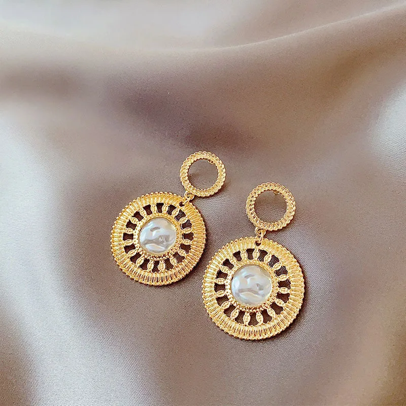 Korea Exaggerated Atmosphere Circle Pearl Temperament Earrings Fashion French Light Luxury Earrings
Korea Exaggerated Atmosphere Circle Pearl Temperament Earrings Fashion French Light Luxury Earrings