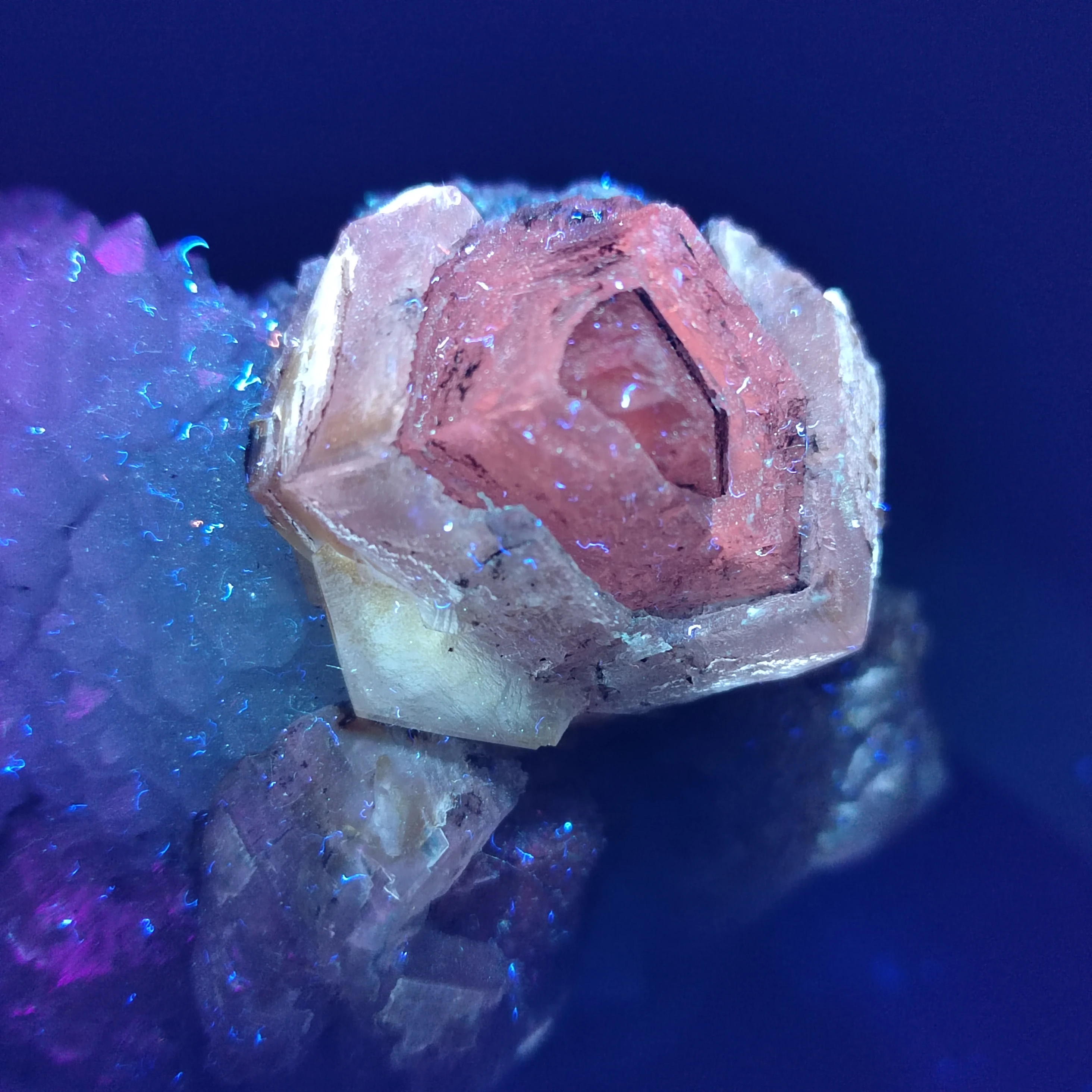 767.2gNatural skeleton original stone rose calcite pink fluorescent crystal healing ring vein teaching specimen home decoration
767.2gNatural skeleton original stone rose calcite pink fluorescent crystal healing ring vein teaching specimen home decoration
