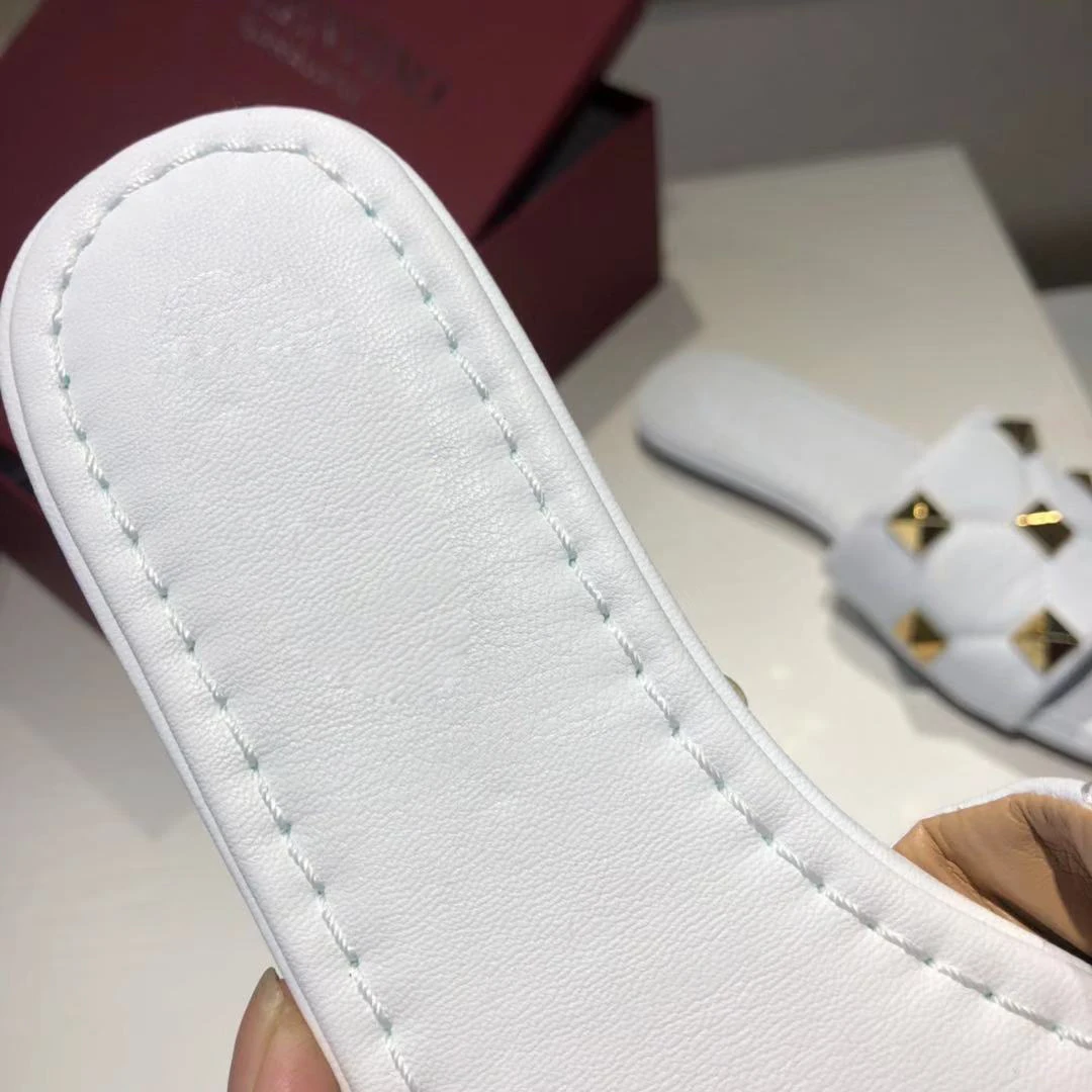 with logo fashion Casual Comfortable sheepskin rivet Women's flip flop Luxurious and gorgeous Wear-resistant rubber sole
with logo fashion Casual Comfortable sheepskin rivet Women's flip flop Luxurious and gorgeous Wear-resistant rubber sole