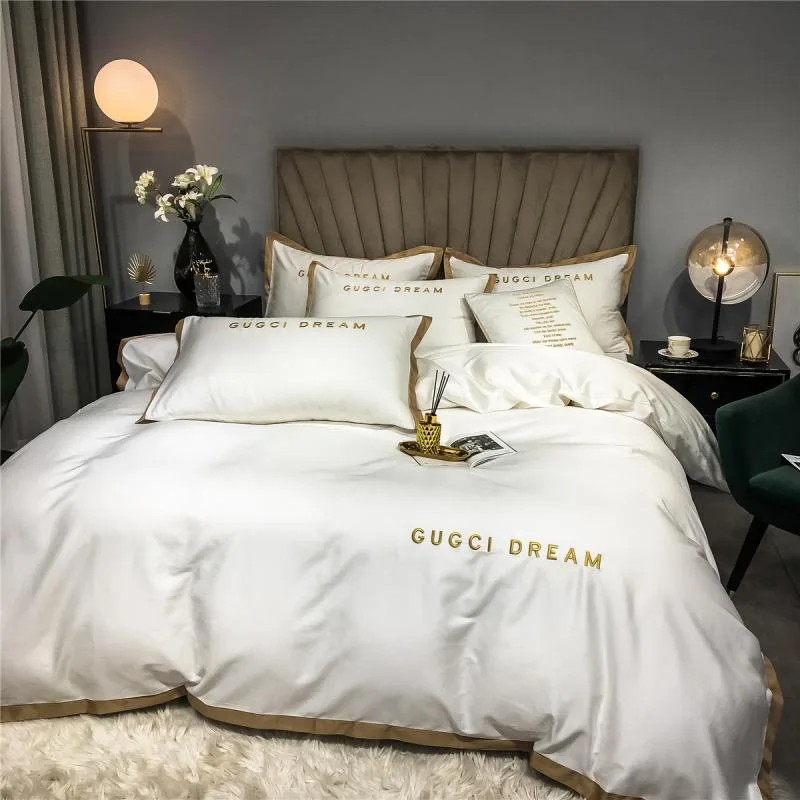 European-style Bedding Set Light Luxury Hotel Style 60 Satin Cotton Duvet Cover Four-piece Linen Pure White Embroidery Bedding
European-style Bedding Set Light Luxury Hotel Style 60 Satin Cotton Duvet Cover Four-piece Linen Pure White Embroidery Bedding