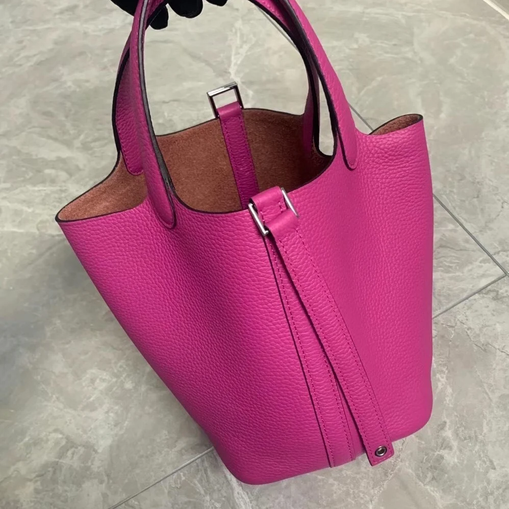 New silver buckle calfskinCute girls' vegetable baskets sewn with cotton thread, fashionable handbags and handbags
New silver buckle calfskinCute girls' vegetable baskets sewn with cotton thread, fashionable handbags and handbags