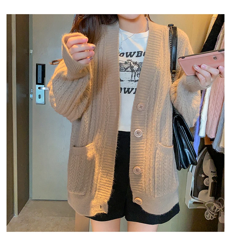 Casual V-neck Knitted Kimono Cardigan Women Autumn Winter Button Female Cardigan 2020 Streetwear Sweaters With Two Pockets
Casual V-neck Knitted Kimono Cardigan Women Autumn Winter Button Female Cardigan 2020 Streetwear Sweaters With Two Pockets