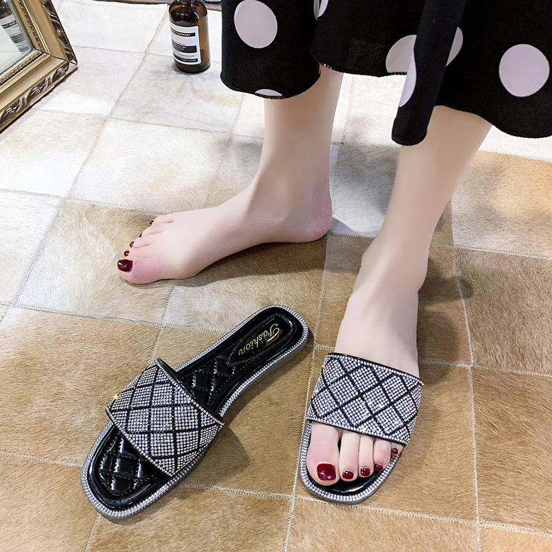 Slippers Women Summer Flat Shoes Female Luxury Slides Pantofle Jelly Flip Flops Designer 2021 Glitter Beach Crystal Fabric PU Ru
Slippers Women Summer Flat Shoes Female Luxury Slides Pantofle Jelly Flip Flops Designer 2021 Glitter Beach Crystal Fabric PU Ru