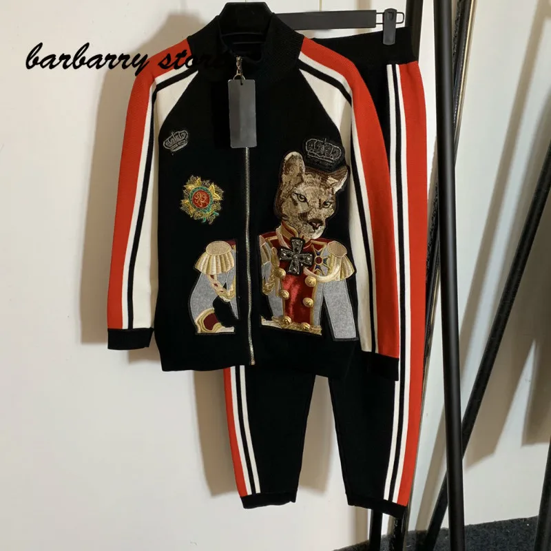 2021 luxury design pin bead embroidery fashion women's long sleeve zipper cardigan coat + striped casual pants knitting suit 
2021 luxury design pin bead embroidery fashion women's long sleeve zipper cardigan coat + striped casual pants knitting suit