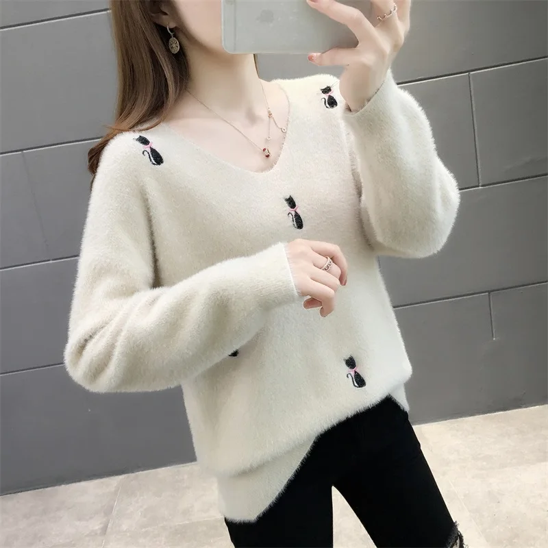 2020 New Autumn Winter Women V-Neck Hairy Pullover Sweater High Quality Cute Cat Embroidery Loose Knitted Sweater
2020 New Autumn Winter Women V-Neck Hairy Pullover Sweater High Quality Cute Cat Embroidery Loose Knitted Sweater