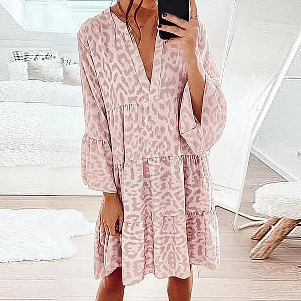 Женское мини-платье с глубоким V-образным вырезом и цветочным принтом
Женское мини-платье с глубоким V-образным вырезом и цветочным принтом