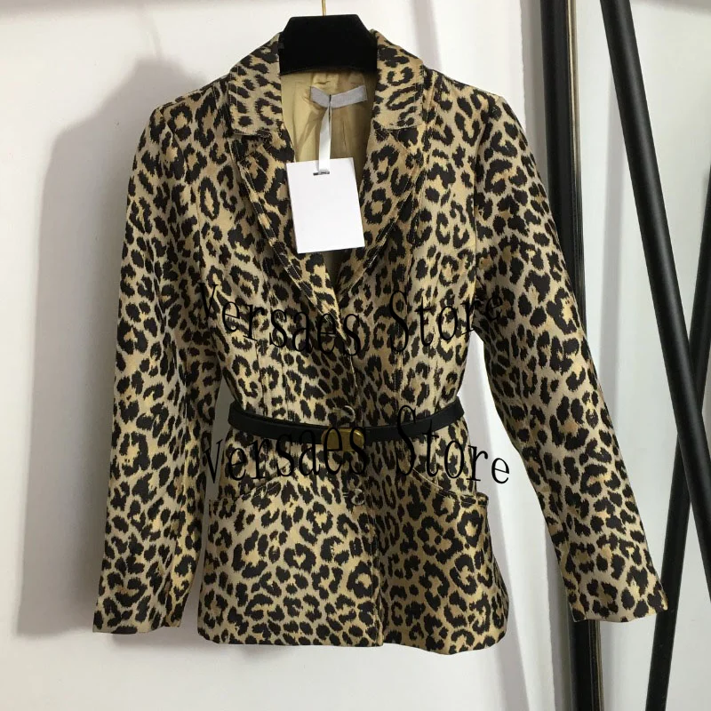 Женский жаккардовый костюм с леопардовым принтом, пикантный однобортный жаккардовый пиджак с длинными рукавами и поясом на талии
Женский жаккардовый костюм с леопардовым принтом, пикантный однобортный жаккардовый пиджак с длинными рукавами и поясом на талии