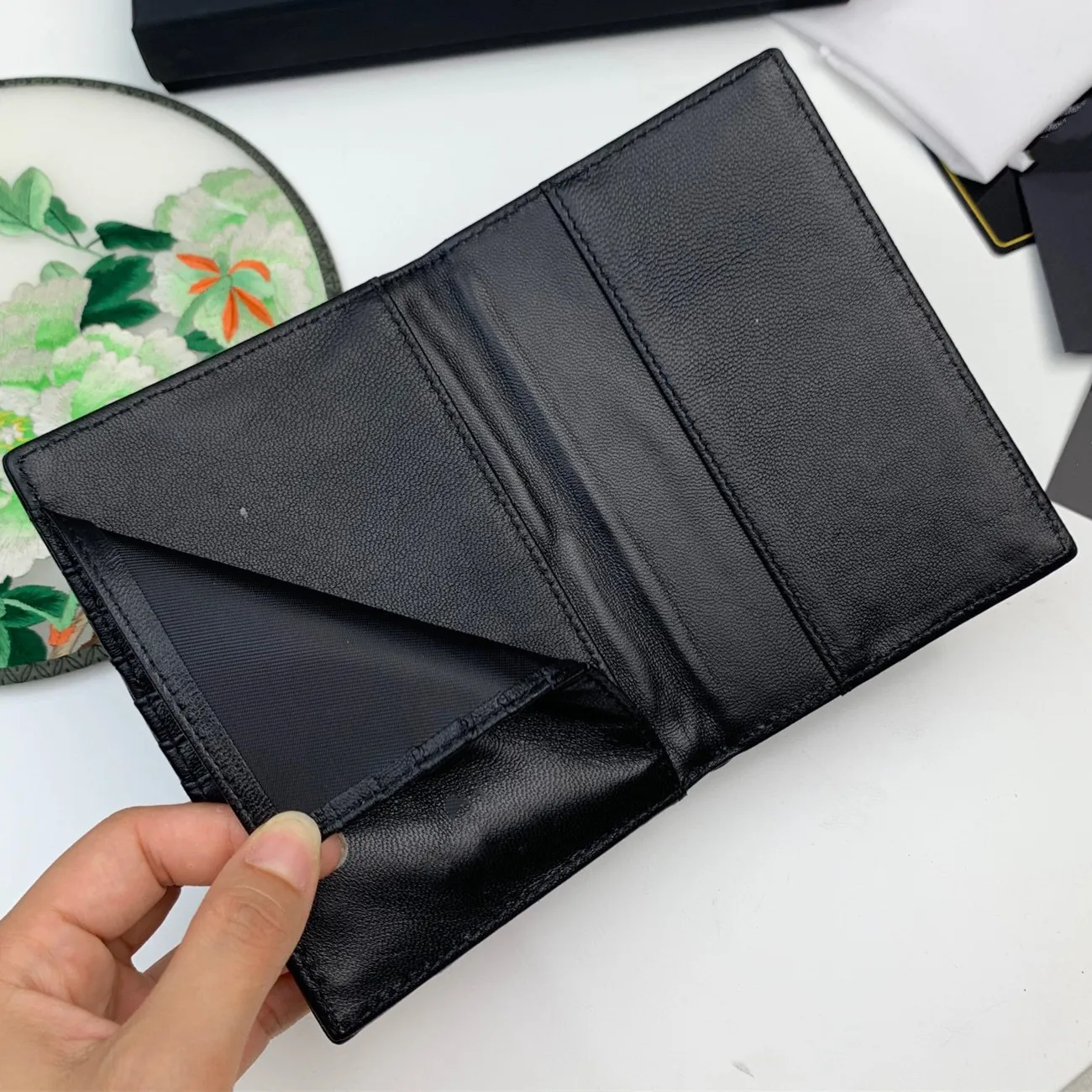 Women/Men's Luxurious Designer Fashion Leather Passport Holder Card Holder Caviar/Smooth Travel Wallet Case with 8 Card Slot
Women/Men's Luxurious Designer Fashion Leather Passport Holder Card Holder Caviar/Smooth Travel Wallet Case with 8 Card Slot