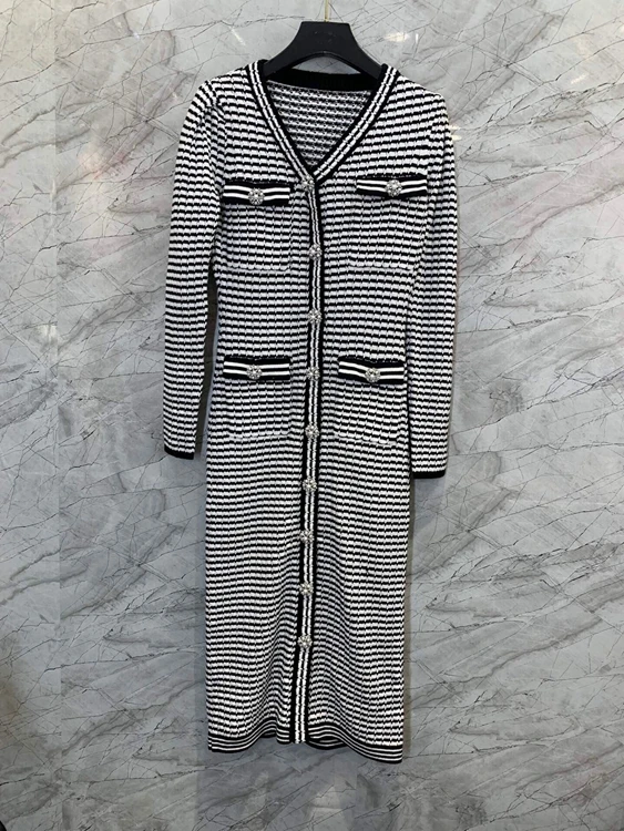 2021 new women fashion V-neck stripe decoration long-sleeved knitted skirt dress 915
2021 new women fashion V-neck stripe decoration long-sleeved knitted skirt dress 915