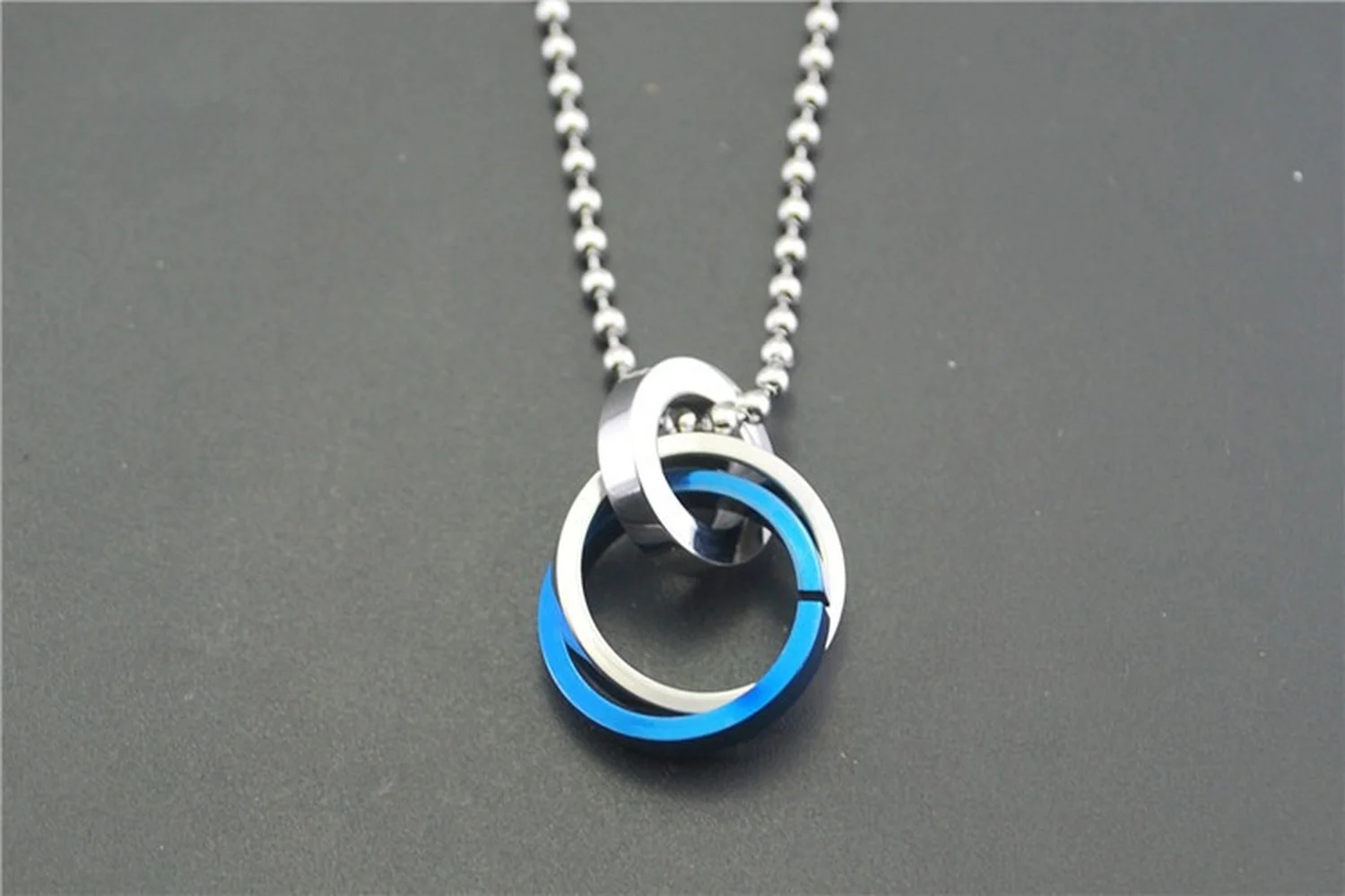European and American fashion style double ring double ring necklace female men general simple pendant titanium steel jewelry
European and American fashion style double ring double ring necklace female men general simple pendant titanium steel jewelry