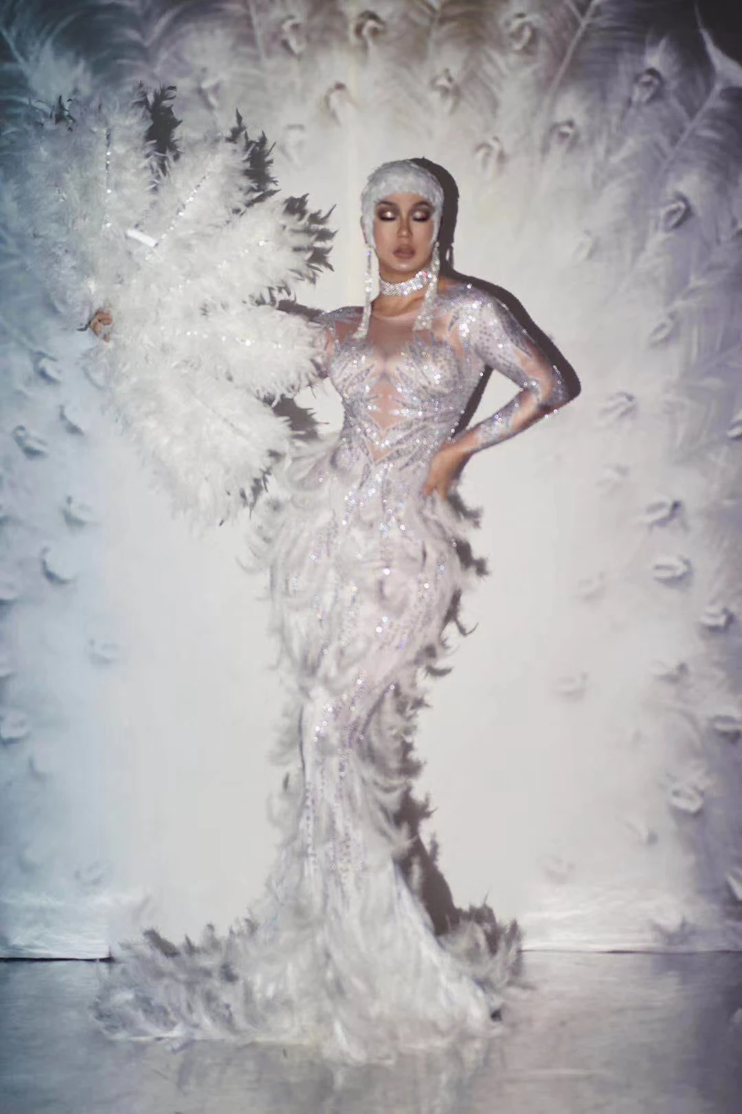 Luxurious Rhinestones White Long Mermaid Dress with Feather Nightclub Evening Party Female Dancer Performance Trailing Dress
Luxurious Rhinestones White Long Mermaid Dress with Feather Nightclub Evening Party Female Dancer Performance Trailing Dress
