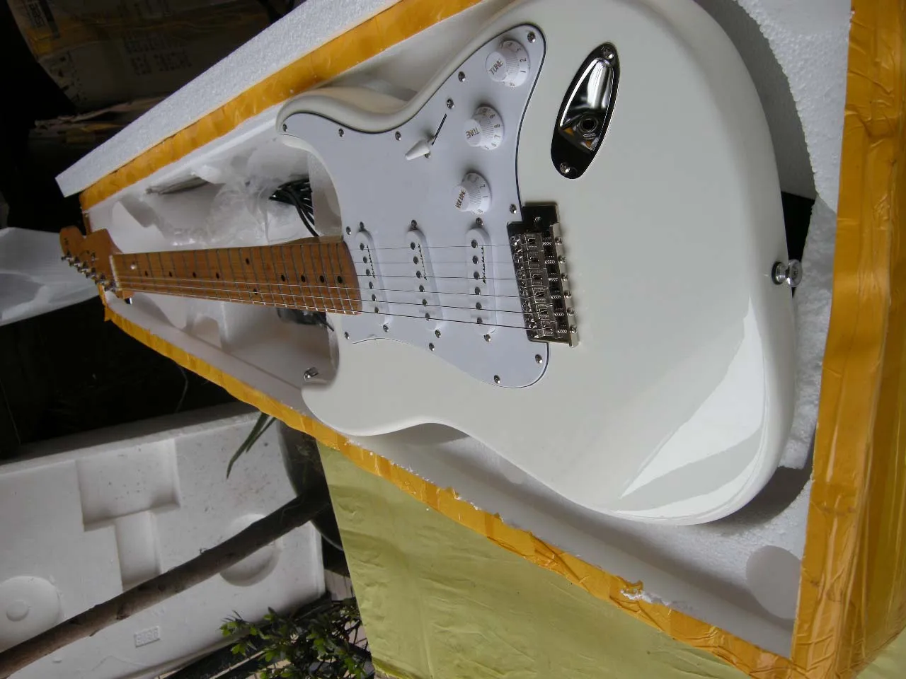 Chinese guitar factory custom st Guitar white Light green 6 Strings Electric Guitar Real photo free shipping Top quality 9yue29
Chinese guitar factory custom st Guitar white Light green 6 Strings Electric Guitar Real photo free shipping Top quality 9yue29