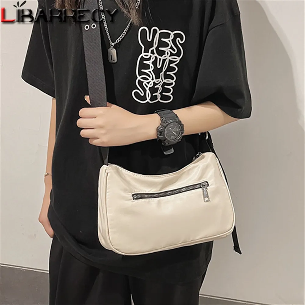Soild Color Designer Women's Shoulder Bag 2021 New Ladies Mobile Phone Bag High-quality Nylon Women Messenger Bags Bolso Mujer
Soild Color Designer Women's Shoulder Bag 2021 New Ladies Mobile Phone Bag High-quality Nylon Women Messenger Bags Bolso Mujer