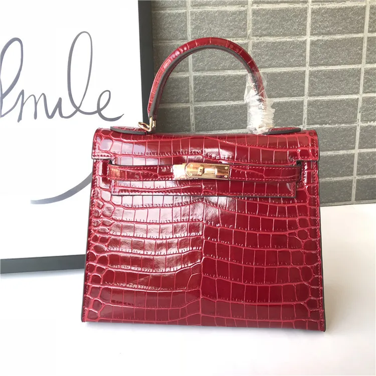 Wholesale genuine leather women's bag, European and American classic bag, crocodile pattern portable one shoulder
Wholesale genuine leather women's bag, European and American classic bag, crocodile pattern portable one shoulder