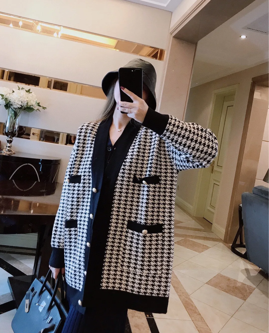 Qianniao grid V-neck knitted cardigan 2021 autumn winter thickened gold button medium long sweater coat loose female
Qianniao grid V-neck knitted cardigan 2021 autumn winter thickened gold button medium long sweater coat loose female
