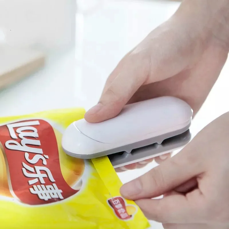 Portable Mini Sealing Machine Kitchen Storage and Organization Household Sealing Food Clip Heat Sealer for Kitchen Convenience
Portable Mini Sealing Machine Kitchen Storage and Organization Household Sealing Food Clip Heat Sealer for Kitchen Convenience