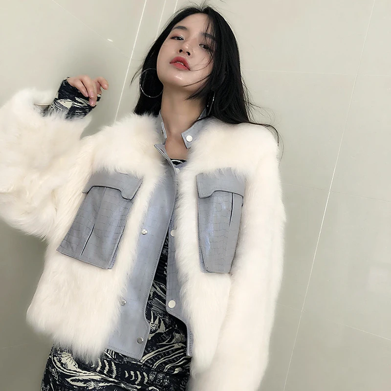 2020 winter Tuscan wool fur leather coat with large pockets Thick Real wool short Jacket Female Warm coats
2020 winter Tuscan wool fur leather coat with large pockets Thick Real wool short Jacket Female Warm coats