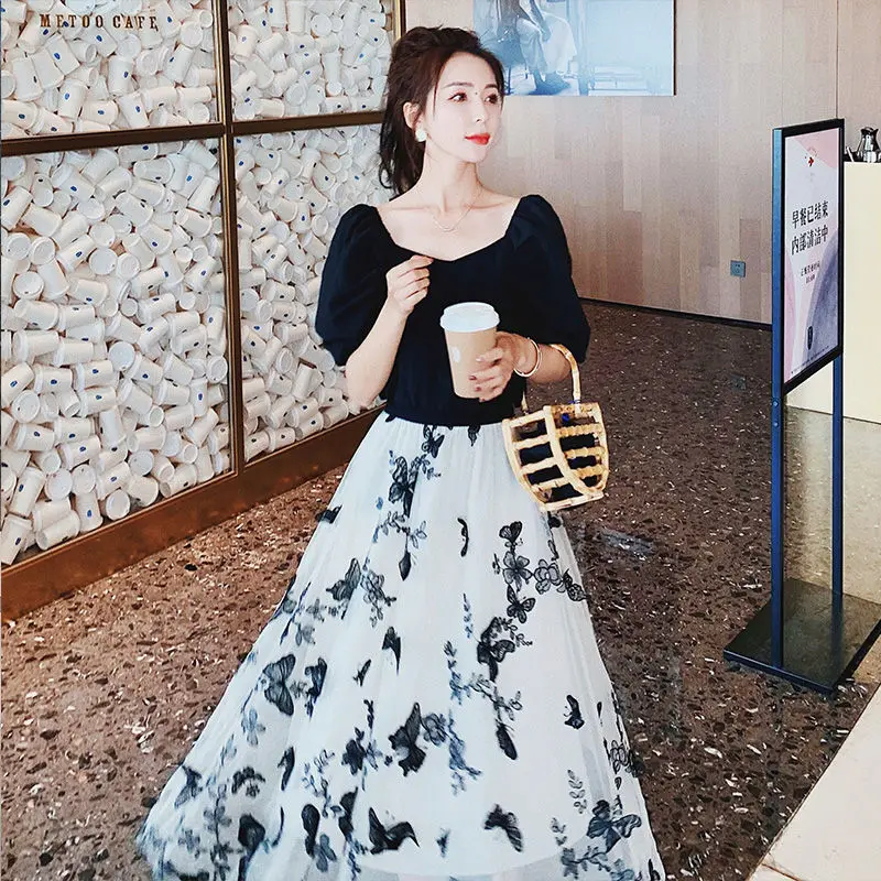 Light mature dress 2021 summer new fashion temperament embroidery printing mesh stitching skirt fake two piece set
Light mature dress 2021 summer new fashion temperament embroidery printing mesh stitching skirt fake two piece set