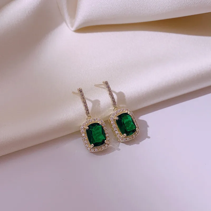 Classic Fashion Green Crystal Square Pendant Earrings for Woman Retro Luxury Bride Wedding Jewelry Earrings Anniversary Gifts
Classic Fashion Green Crystal Square Pendant Earrings for Woman Retro Luxury Bride Wedding Jewelry Earrings Anniversary Gifts