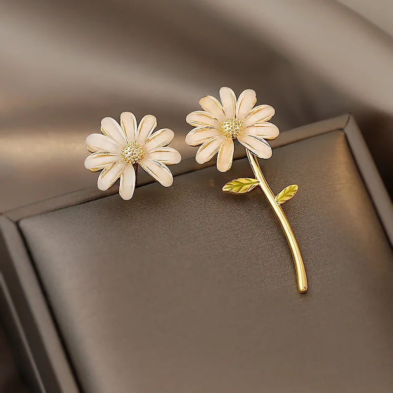 U-Magical Sweet Asymmetric Little Daisy Daisy Earrings for Women Temperament Plant Green Leaf Metal Earrings Pendientes Jwellery
U-Magical Sweet Asymmetric Little Daisy Daisy Earrings for Women Temperament Plant Green Leaf Metal Earrings Pendientes Jwellery