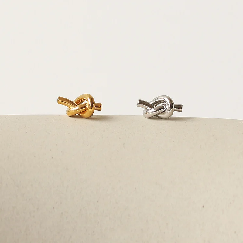 European And American Knotted Jewelry Ins Minimalist Cool Style Creative Personality Twisted Fashion Wild Simple Earrings
European And American Knotted Jewelry Ins Minimalist Cool Style Creative Personality Twisted Fashion Wild Simple Earrings