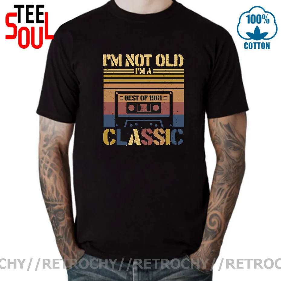 Ретро-футболка Ретро-стиля с лентой и надписью «I'm Not Old Im A Classic», 1961
Ретро-футболка Ретро-стиля с лентой и надписью «I'm Not Old Im A Classic», 1961