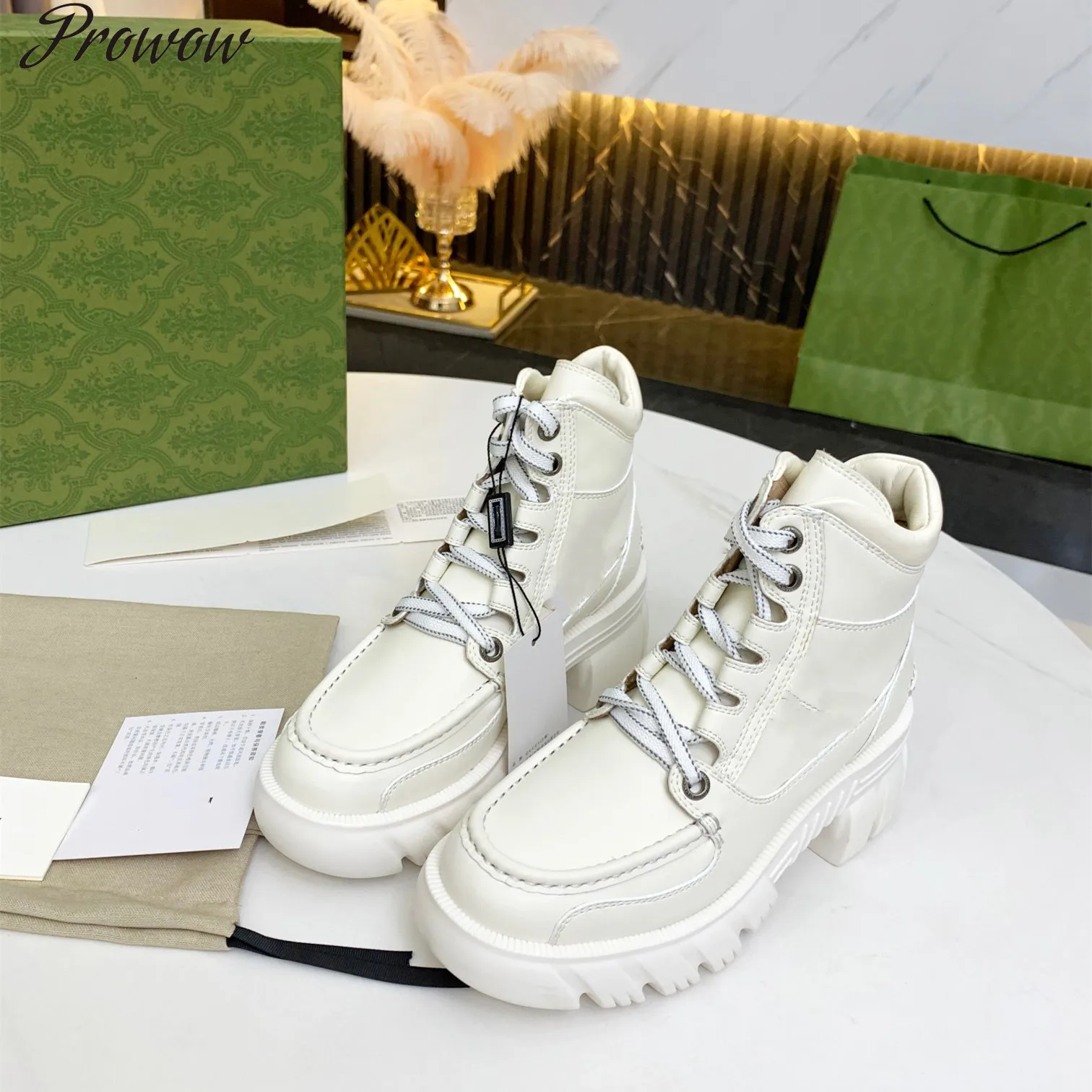 Женские ботинки со шнуровкой на толстой подошве, из натуральной кожи
Женские ботинки со шнуровкой на толстой подошве, из натуральной кожи