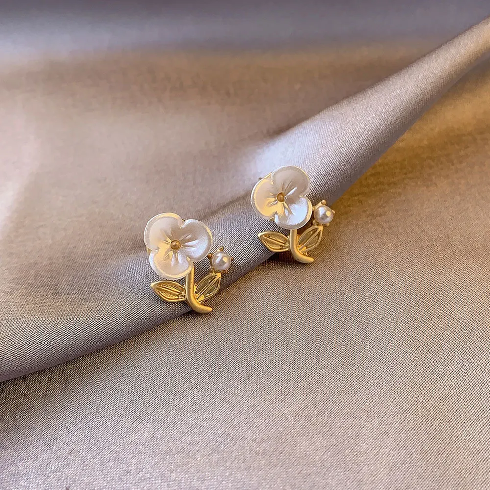 VILAGE New 2021 Small Fragrance Flower Earrings Three-dimensional Golden Small Flower Earrings Ins Wind Temperament Earrings 
VILAGE New 2021 Small Fragrance Flower Earrings Three-dimensional Golden Small Flower Earrings Ins Wind Temperament Earrings