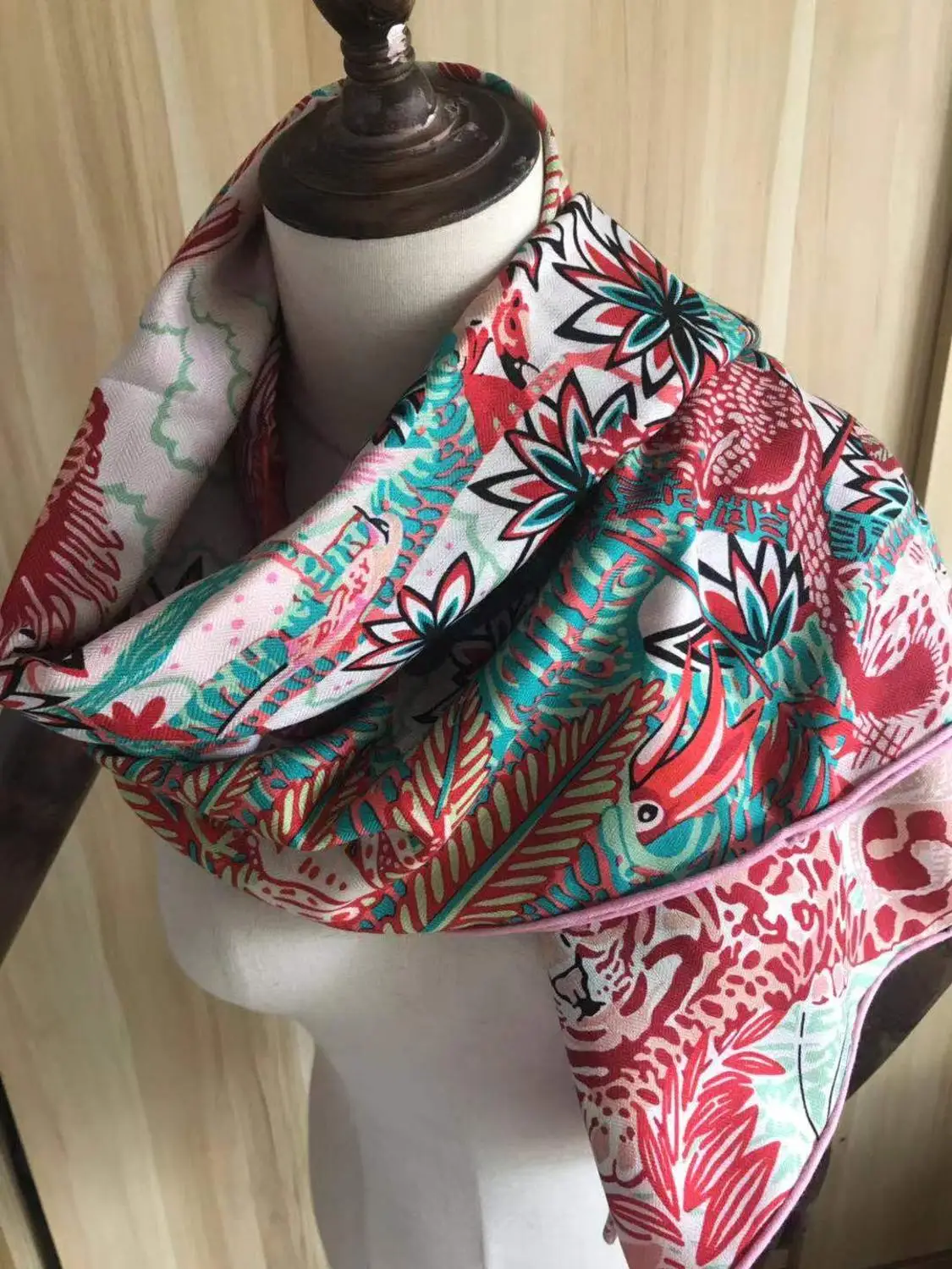 2020 new arrival autumn winter classic design 140*140 cm colorful scarf 65% cashmere 35% silk scarf wrap for women lady girl
2020 new arrival autumn winter classic design 140*140 cm colorful scarf 65% cashmere 35% silk scarf wrap for women lady girl