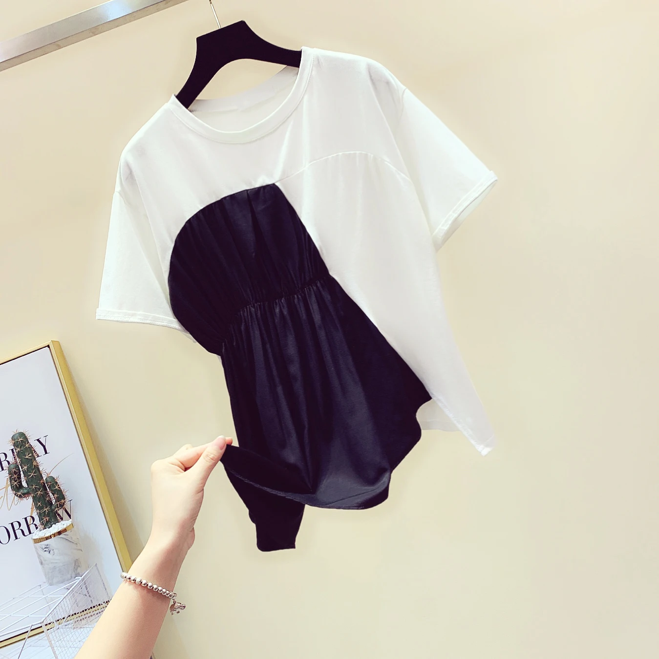 White and Black Tshirt for Woman Irregular Joint Contrast Color Slim Waist Short Sleeve T-shirt Women's Summer Tee Tops
White and Black Tshirt for Woman Irregular Joint Contrast Color Slim Waist Short Sleeve T-shirt Women's Summer Tee Tops